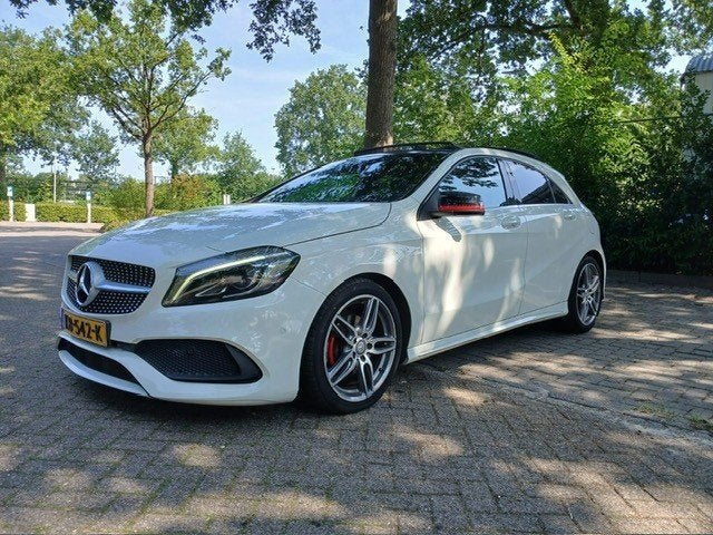Mercedes-Benz A-Klasse A180 airco cruis navi pano AMG pakket, Auto's, Voorwielaandrijving, 4 cilinders, Handgeschakeld, 685 kg