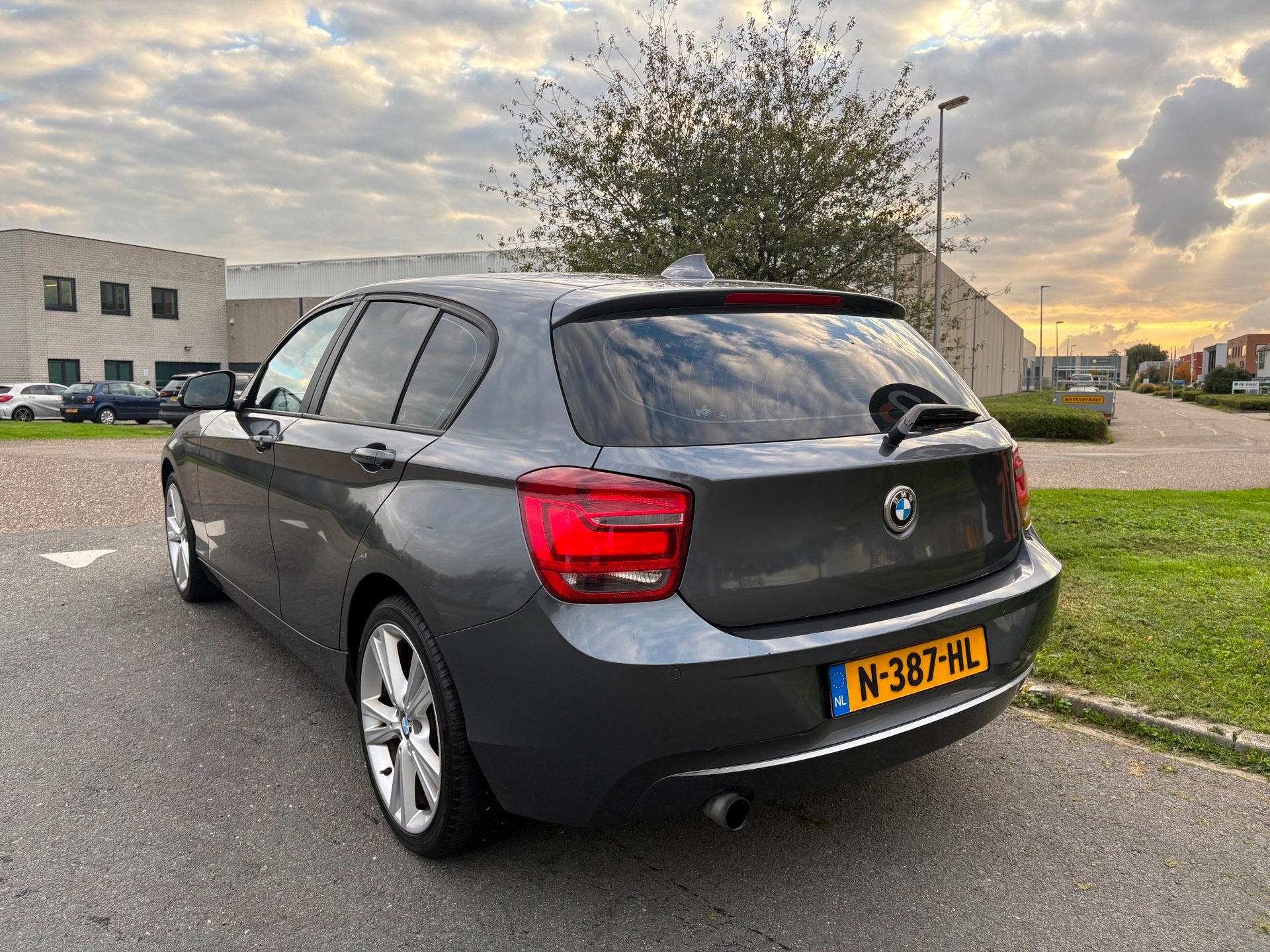 BMW 1-serie | 2014 | 118i 170 pk | Automaat | KOPPAKKING | E, Auto's, Achterwielaandrijving, Gebruikt, 4 cilinders, 170 pk