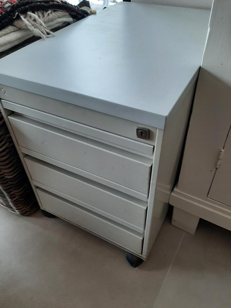 Metalen ladeblok op wielen - sleutel ontbreekt, Ophalen, Minder dan 50 cm, 3 of 4 laden, Minder dan 100 cm