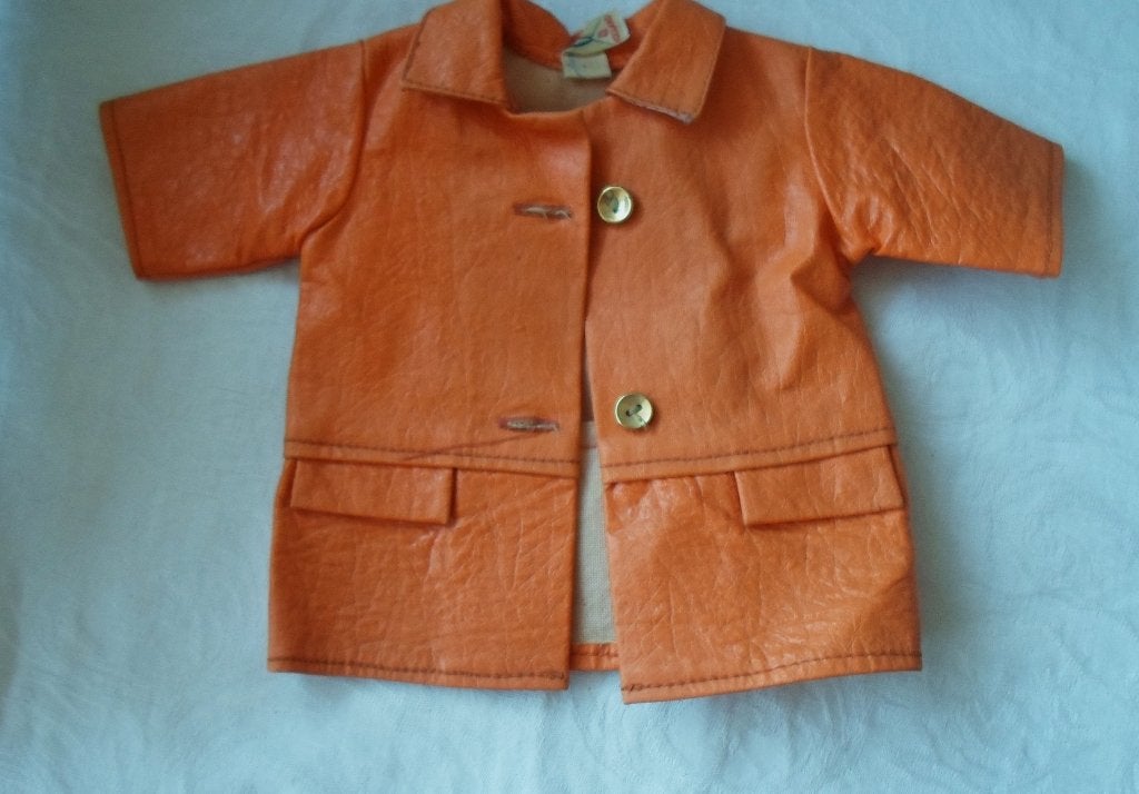 Plastic jasje /hesje. Jasje van kunstleer voor pop Jaren '70, Ophalen of Verzenden, Gebruikt, Kleertjes