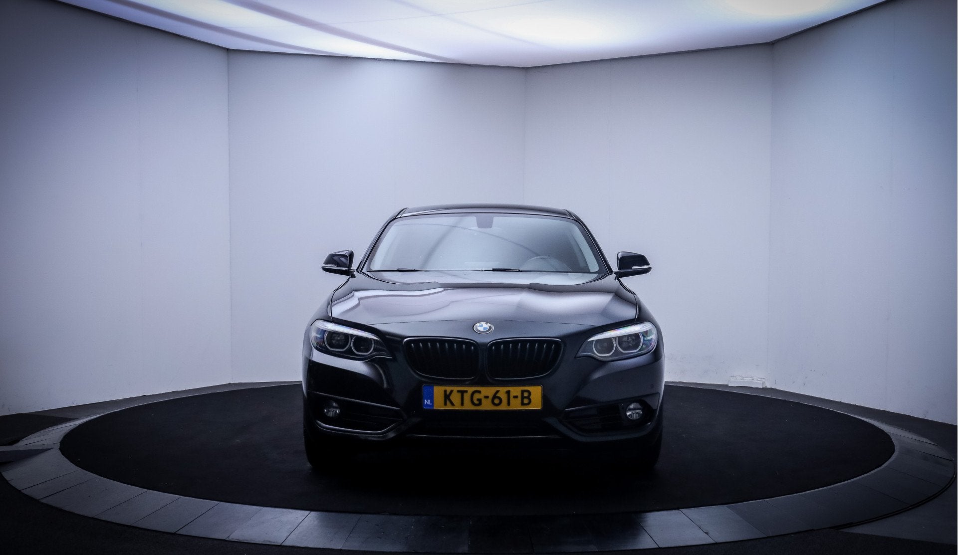 BMW 2 Serie Coupé 218iA SPORTLINE FULL LED | CAMERA | STOEL, Gebruikt, Zwart, 3 cilinders, 1300 kg
