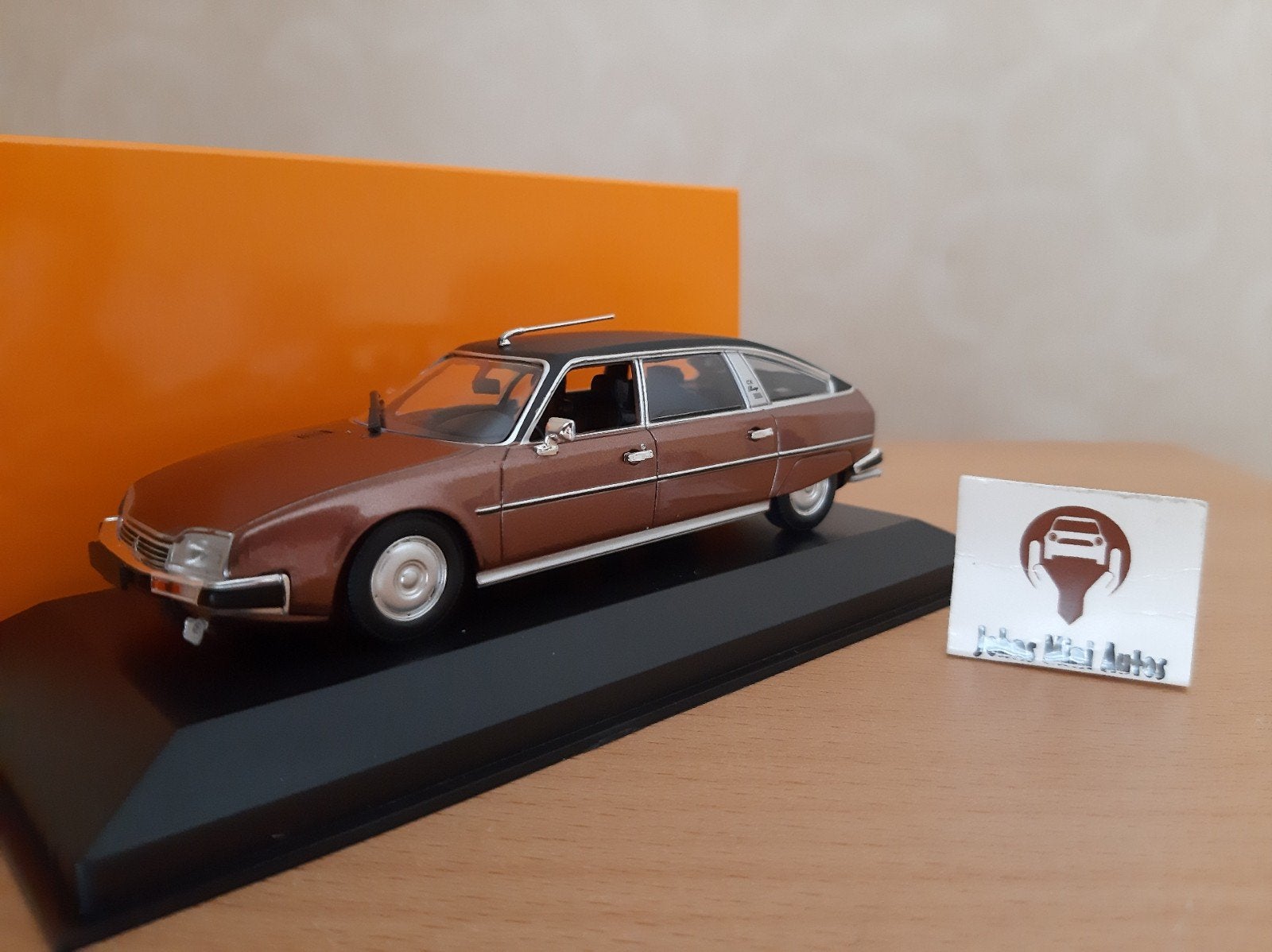 Citroën CX 1982 bruin-metallic van Maxichamps 1:43