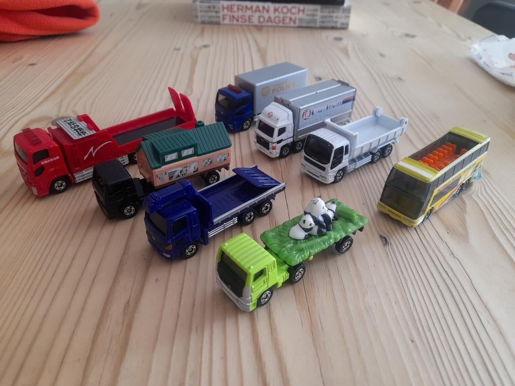 8 x Tomica trucks, Ophalen of Verzenden, Zo goed als nieuw, Auto, Overige merken