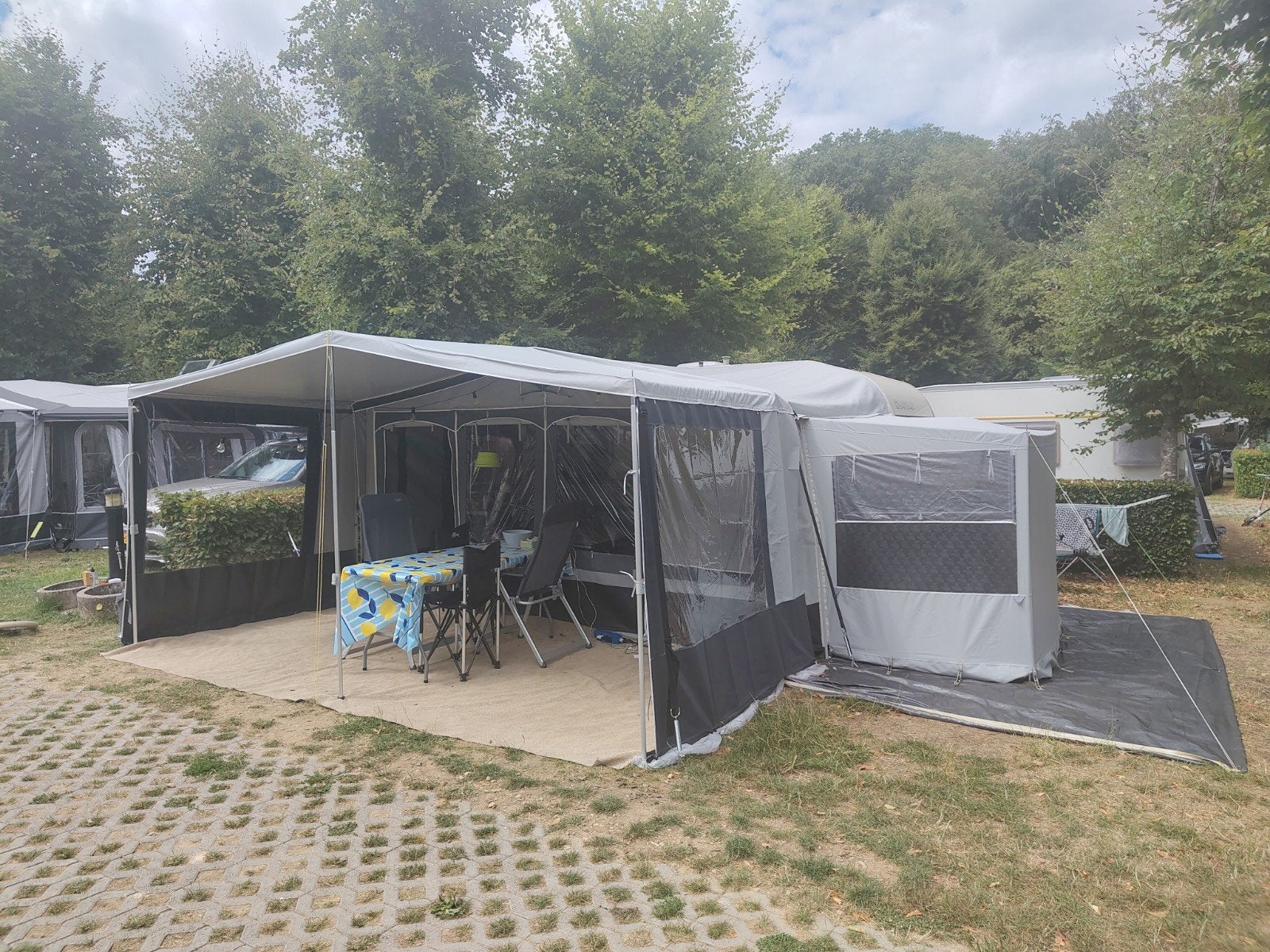 Chateau La Car460 caravan 5 persoons nieuwe voortent+ luifel, Caravans en Kamperen, Chateau, Rondzit, Particulier, Dwarsbed