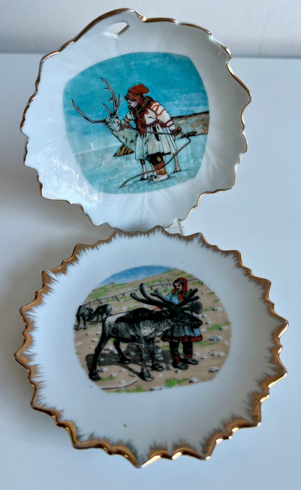 2 Finse Wandbordjes Lapland Sami Eland Vergulde Rand 60’s, Antiek en Kunst, Ophalen of Verzenden