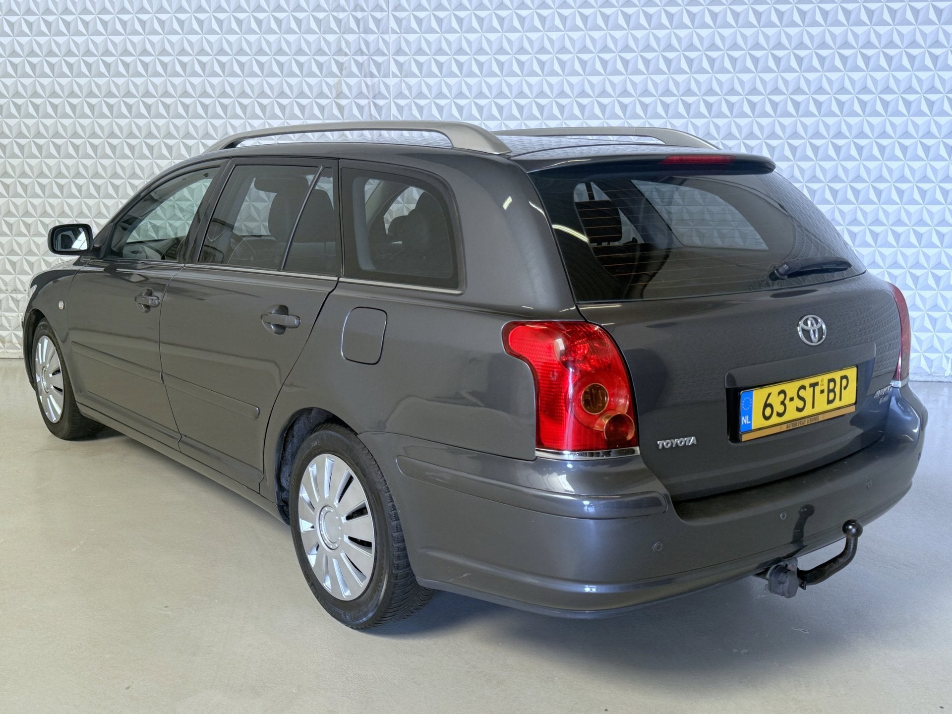 Toyota Avensis Wagon 2.0 D-4D Executive LEER + TREKHAAK (200, Auto's, Toyota, Voorwielaandrijving, Zwart, 4 cilinders, 116 pk