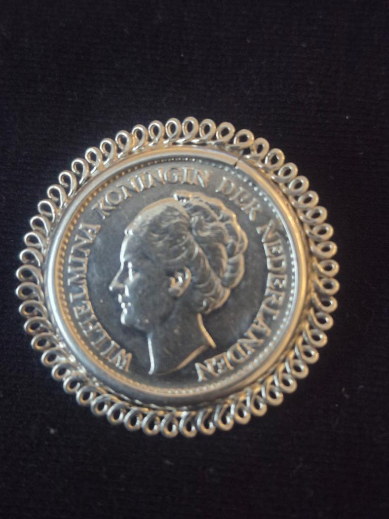Zilveren munt broche halve gulden verzetspeld, Gebruikt, Minder dan 4 cm, Ophalen of Verzenden, Zilver