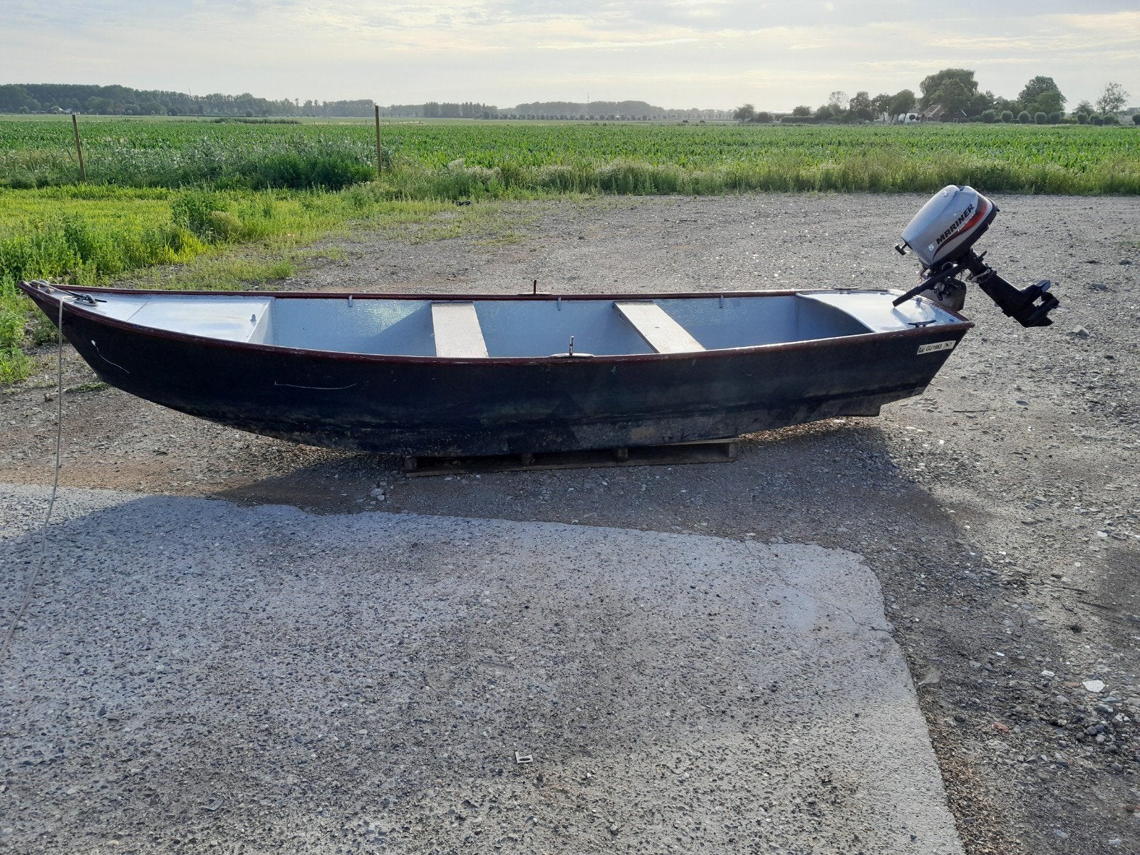 Robuuste visboot met buitenboordmotor, Ophalen
