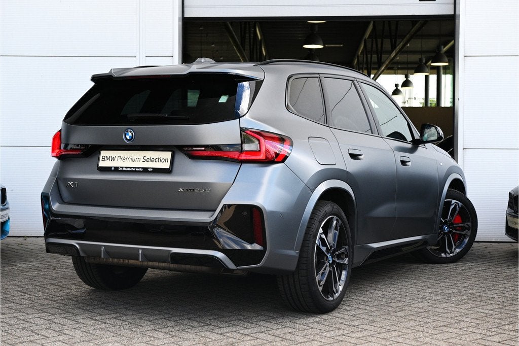 BMW X1 xDrive25e M Sport Automaat / Panoramadak / Sportstoel, Auto's, BMW, Gebruikt, Bedrijf, Hybride Elektrisch/Benzine, 3 cilinders