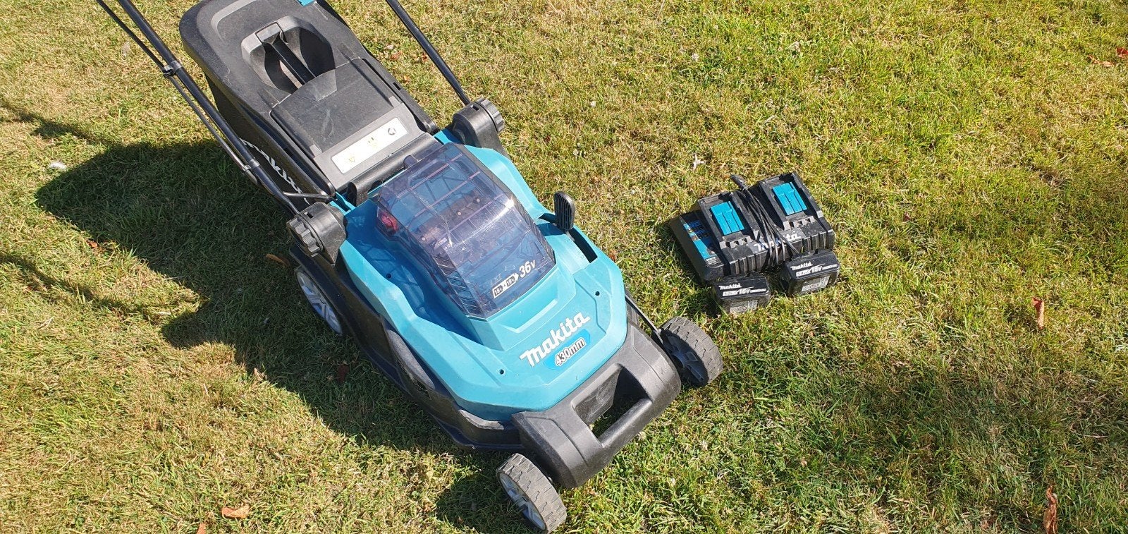 Makita DLM432 Accugrasmaaier 18V - Z.g.a.n. met 2x 5Ah accu, Tuin en Terras, Grasmaaiers, Ophalen, Zo goed als nieuw, Accu-grasmaaier