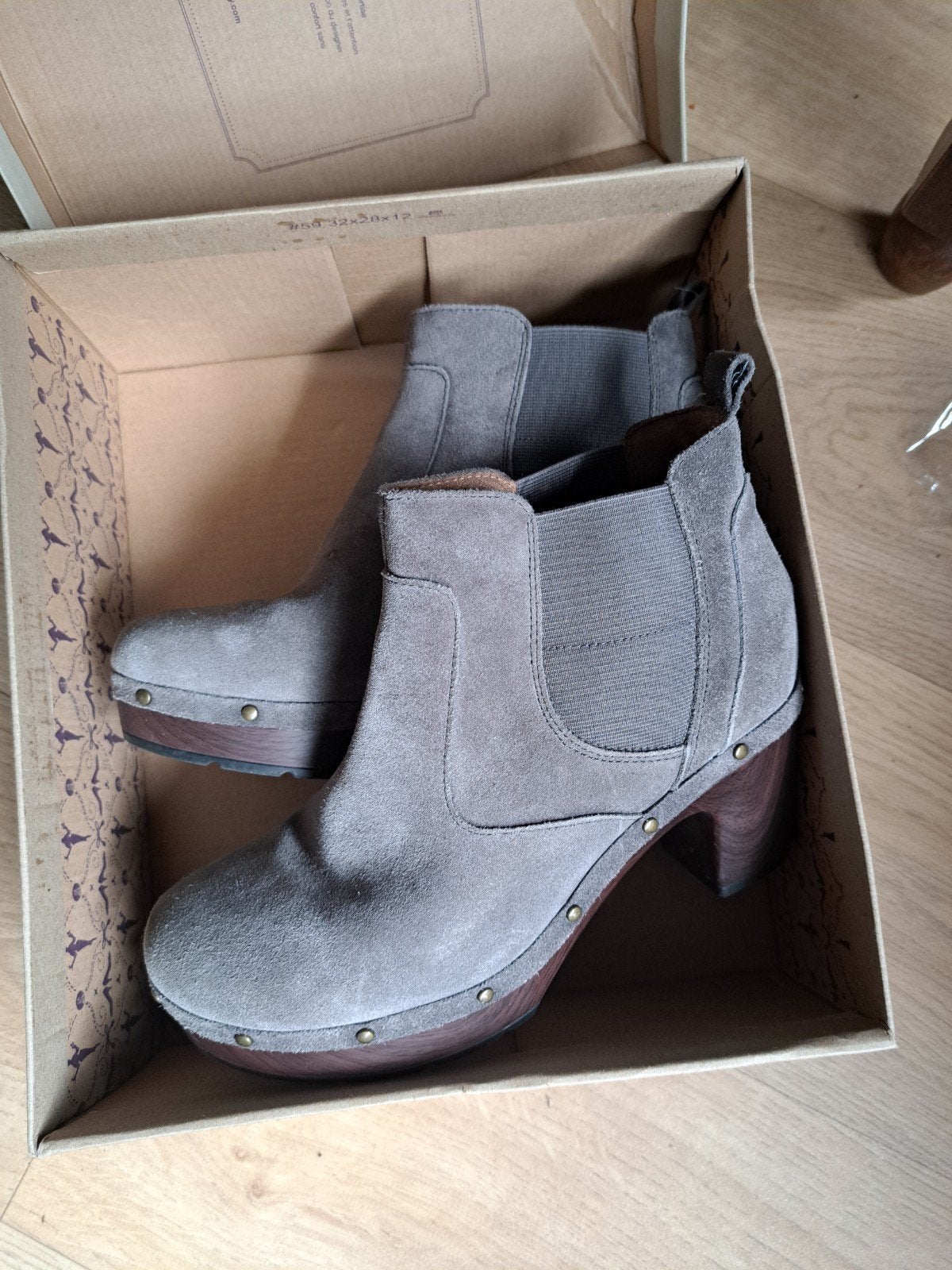 Clarks Ledella Star Enkellaarsjes - Grijs Suede, Kleding | Dames, Schoenen, Lage of Enkellaarzen, Ophalen of Verzenden, Grijs