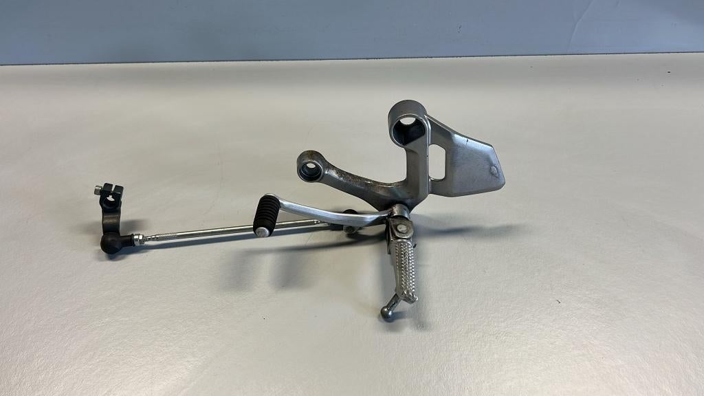 Schetsplaat voetsteun links Yamaha MT09 2014 RN29, Ophalen of Verzenden, Gebruikt