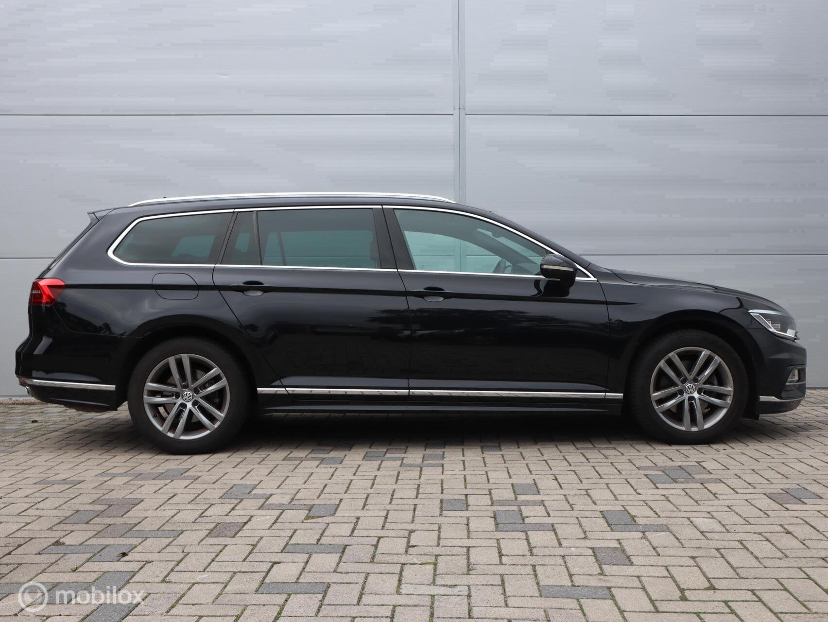 Volkswagen Passat 1.5 TSI Highline R Line Trekhaak Automaat, Auto's, Dealer onderhouden, 730 kg, 4 cilinders, 150 pk