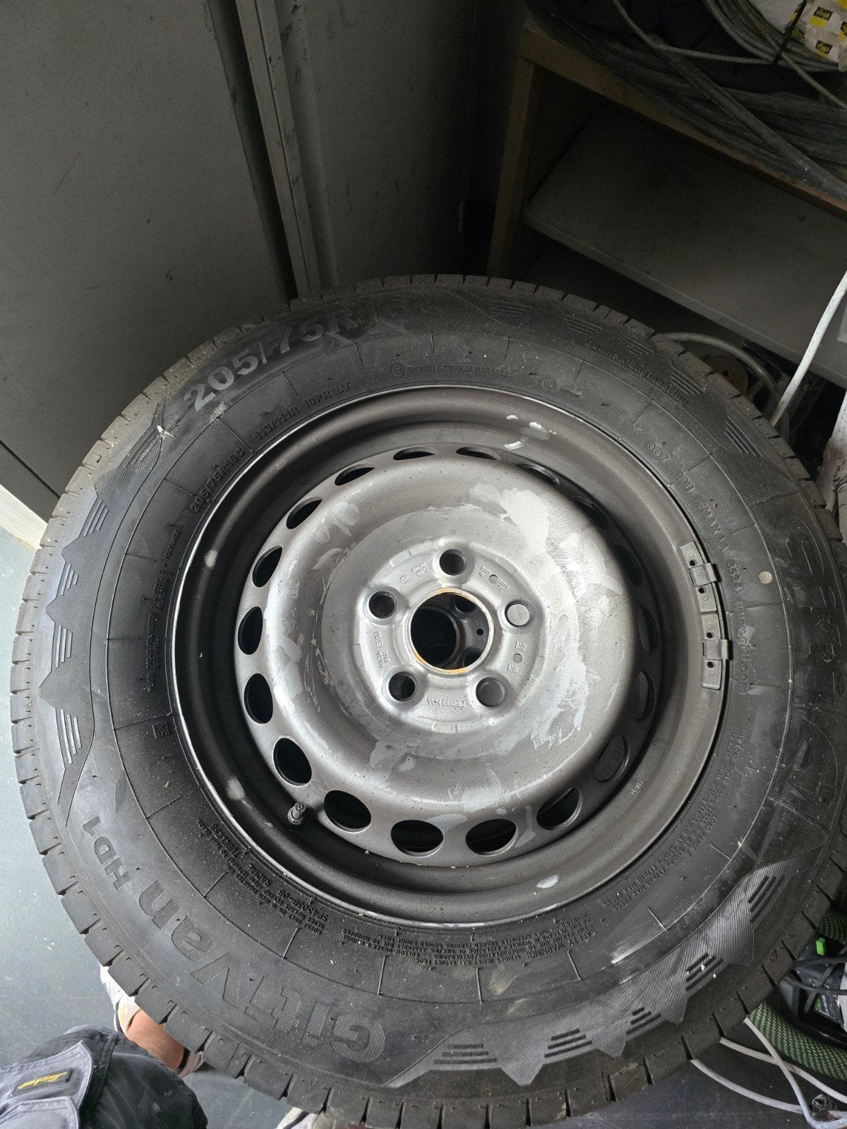 Nieuwe 205/75R16 banden op velg voor Crafter/mercedes, Auto-onderdelen, Banden en Velgen, Ophalen, Bestelwagen, 16 inch, Banden en Velgen