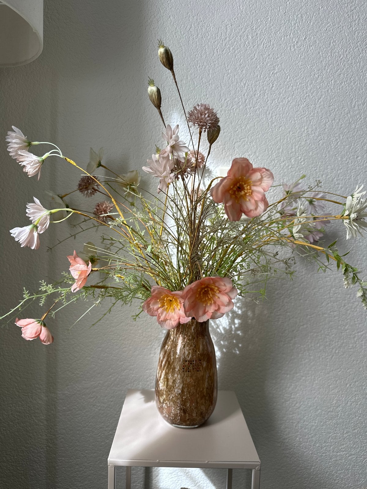Vaas met kunstbloemen - 19 cm hoog, Huis en Inrichting, Ophalen, Bruin, Inclusief decoratie, Nieuw
