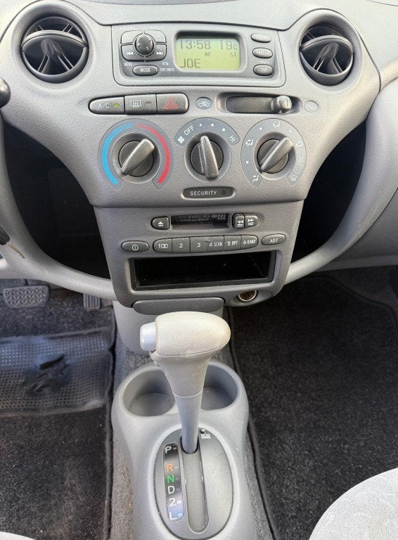 Toyota YARIS 1.3-16V VVT-i Sol 5drs KOUDE AIRCO RIJDT GOED N, Auto's, 1299 cc, Gebruikt, 31 €/maand, 4 cilinders
