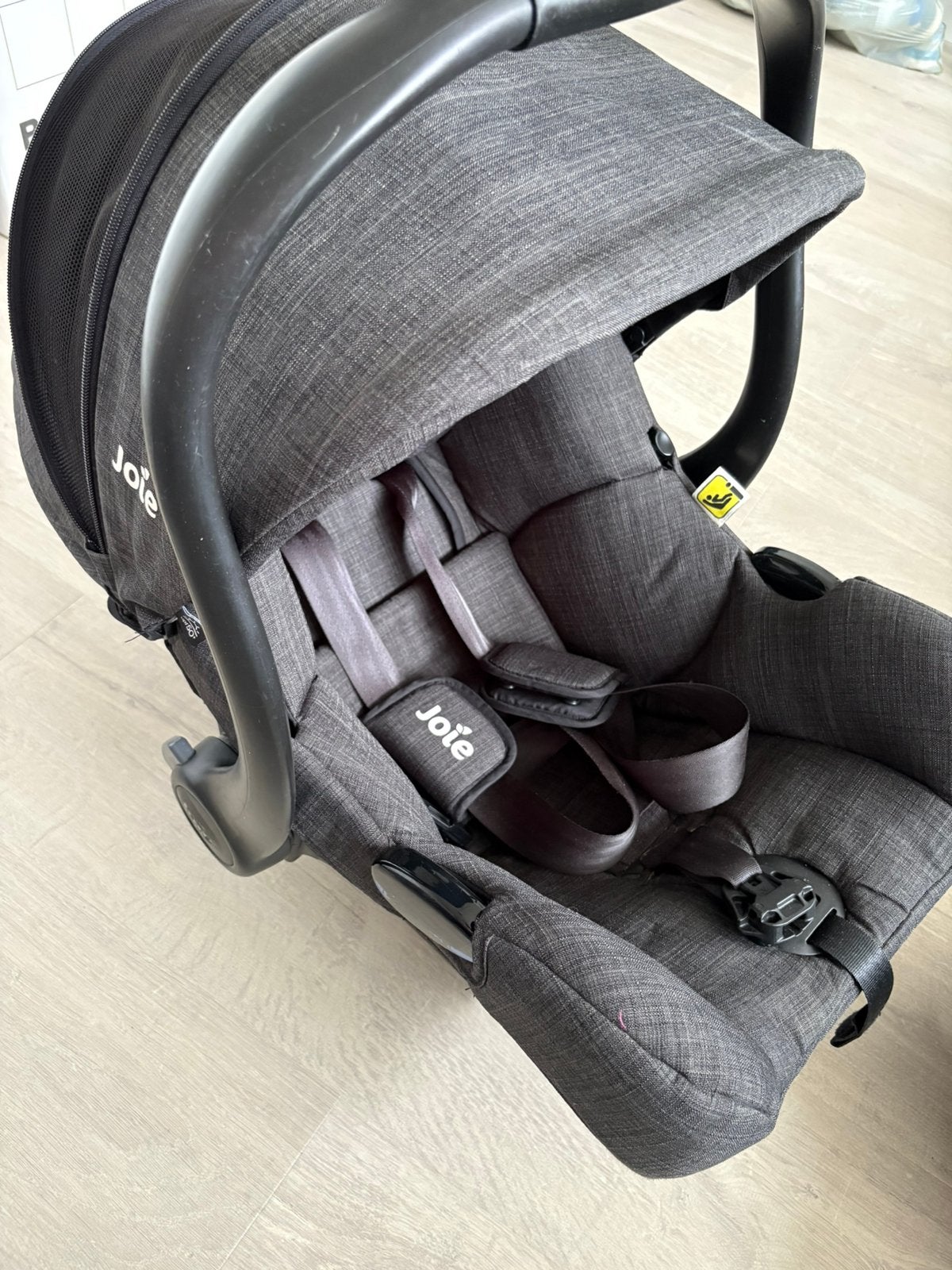 Joie maxi cosi inclusief 2 bases, Autogordel of Isofix, Zo goed als nieuw, Afneembare rugleuning, 0 t/m 13 kg