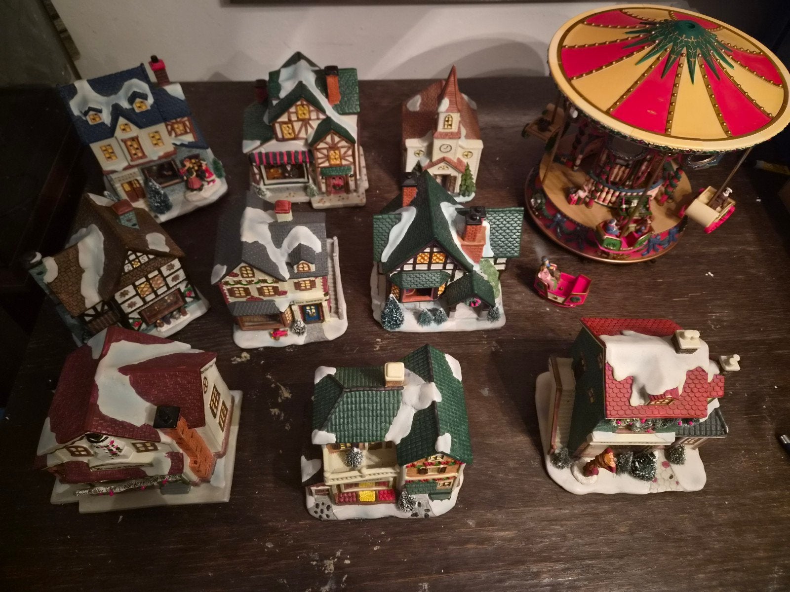 Mooie Kersdorp. set van 9 kersthuisjes + draaimolen, Ophalen, Zo goed als nieuw