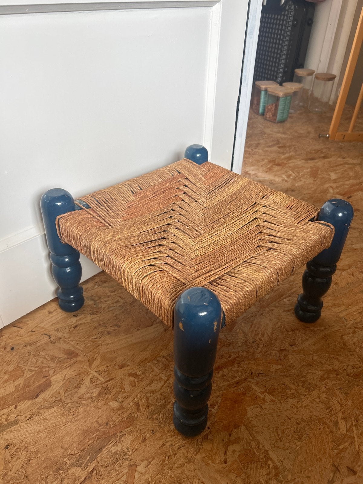 Decoratief krukje met gevlochten zitting, Ophalen, Gebruikt, Hout