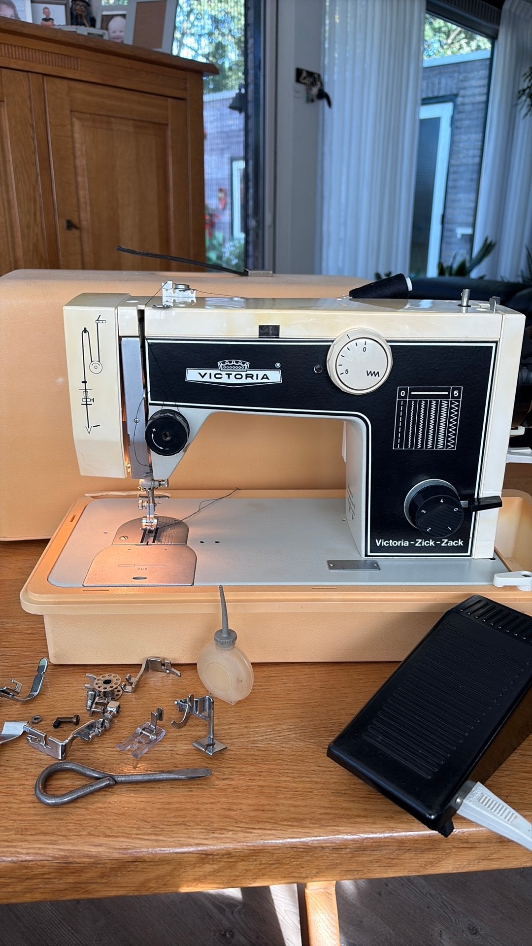 Victoria Naaimachine Zick-Zack Model 124 met accessoires, Ophalen of Verzenden, Gebruikt, Naaimachine, Overige merken