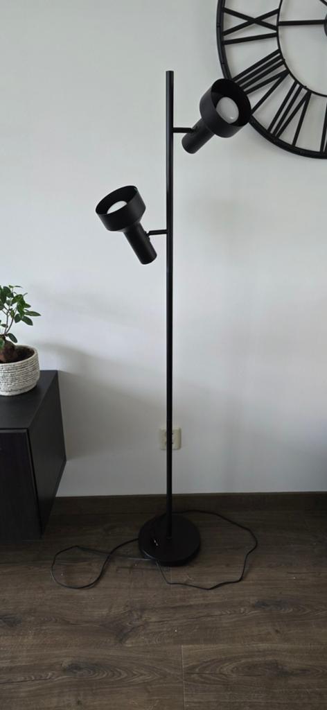 Zwarte staande lamp met twee verstelbare spots, Huis en Inrichting, Lampen | Vloerlampen, Modern, Industrieel, Ophalen of Verzenden