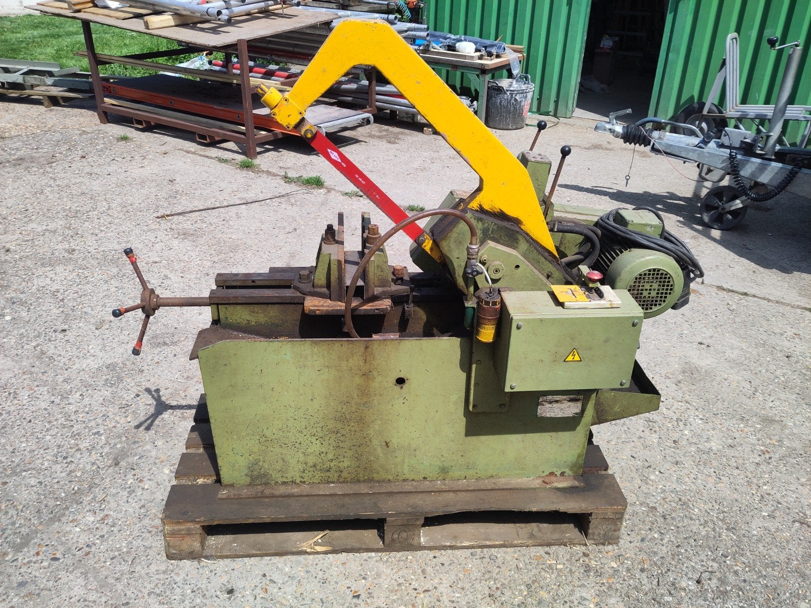 Kasto beugelzaag machine, Ophalen