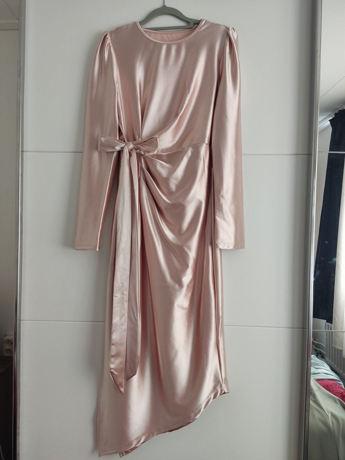 Roze satijnen jurk met strikdetail maat M - Gloednieuw, onge, Maat 38/40 (M), Ophalen of Verzenden, Roze, Onder de knie