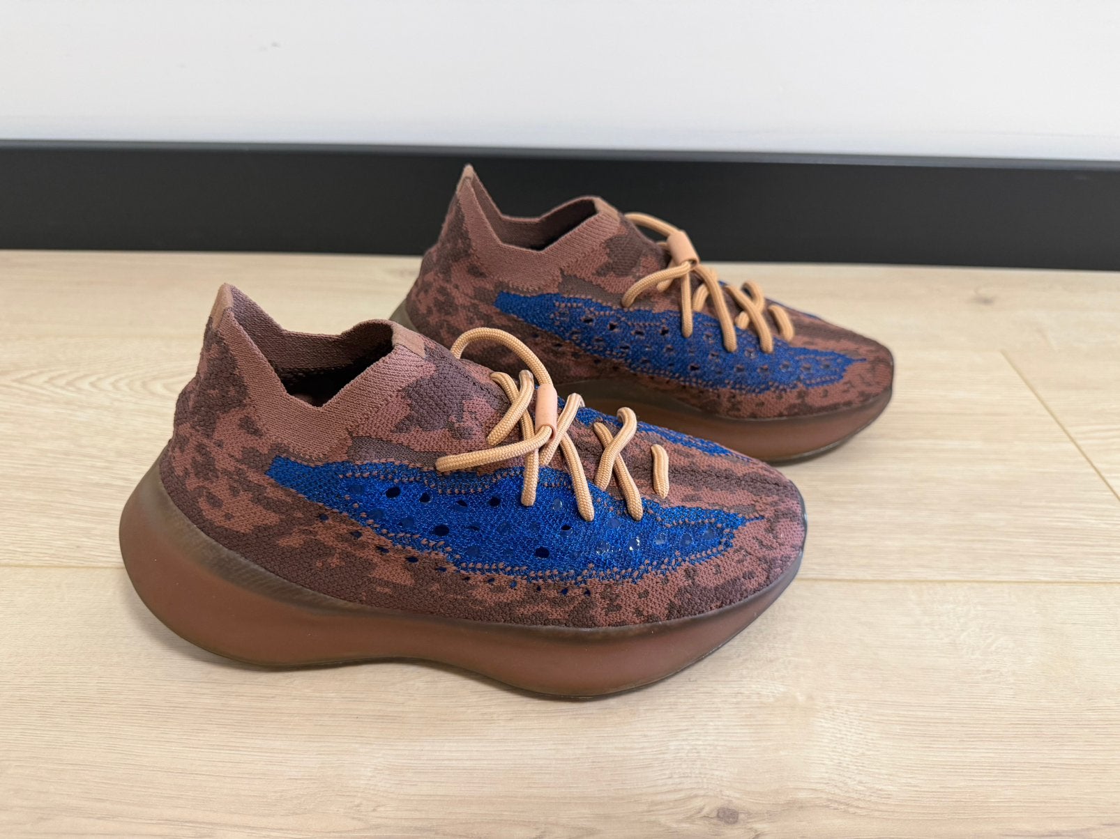 Adidas Yeezy Boost 380, Ophalen of Verzenden, Zo goed als nieuw, Bruin
