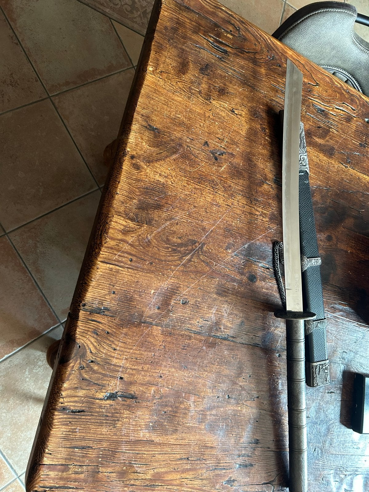 Decoratief Japans zwaard met schede, Verzenden