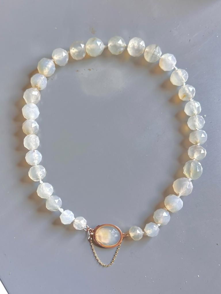 Witte Agaat Ketting met 14kt Gouden Slot, Gebruikt, Wit, Ophalen of Verzenden, Steen of Mineraal