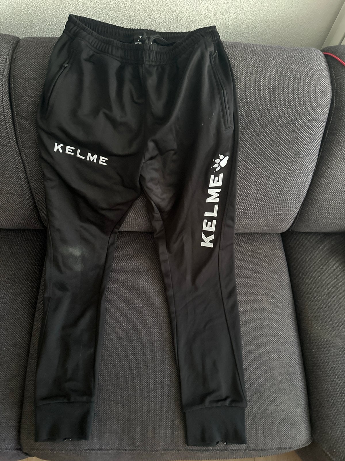 Kelme HBC Lange trainingsbroek - Maat L, Ophalen, Maat 52/54 (L), Zwart, Gedragen
