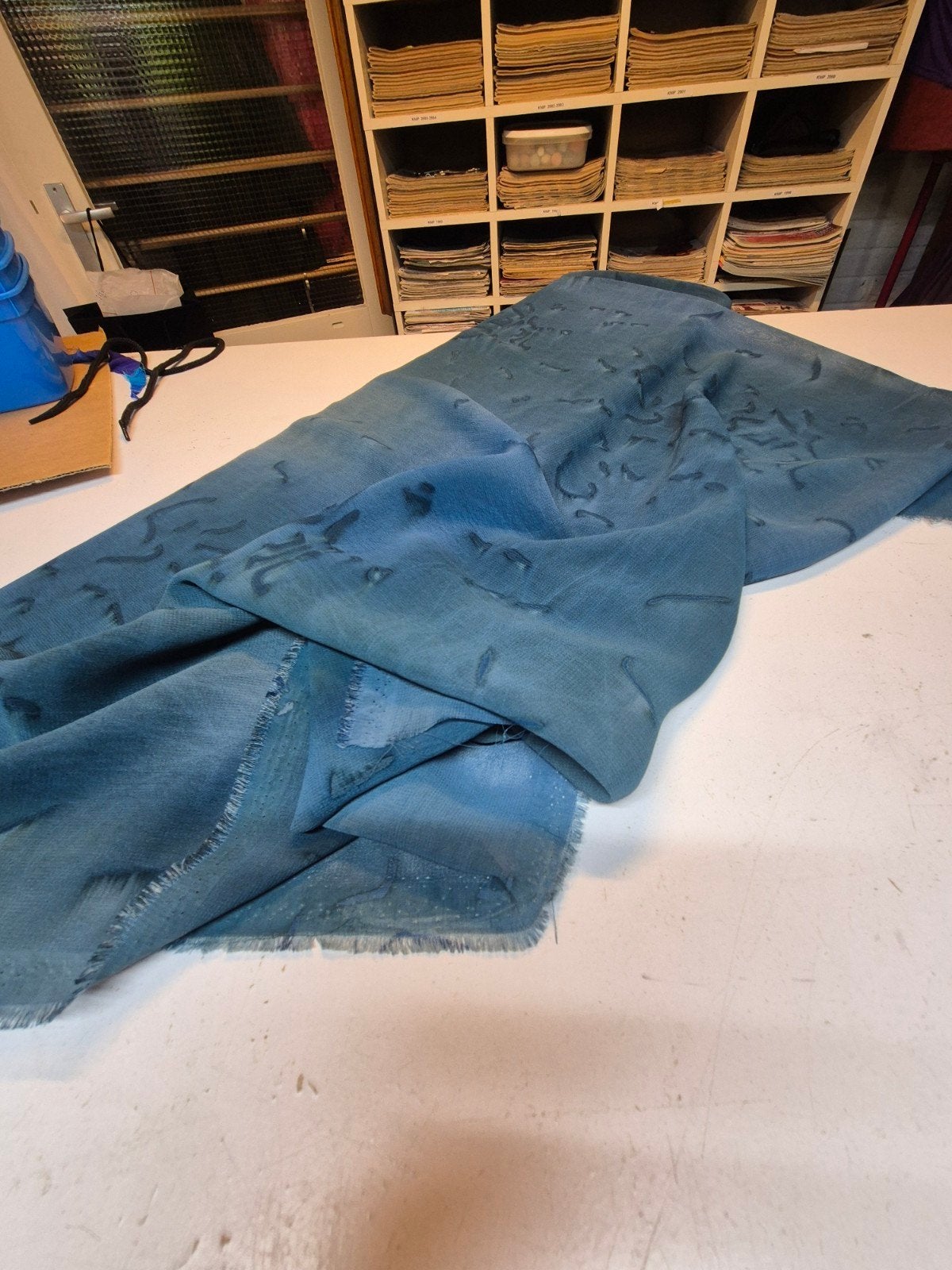 Blauwe zijde meng stof met patroon - 3,4m, Hobby en Vrije tijd, Overige materialen, Blauw, 120 cm of meer, Ophalen of Verzenden