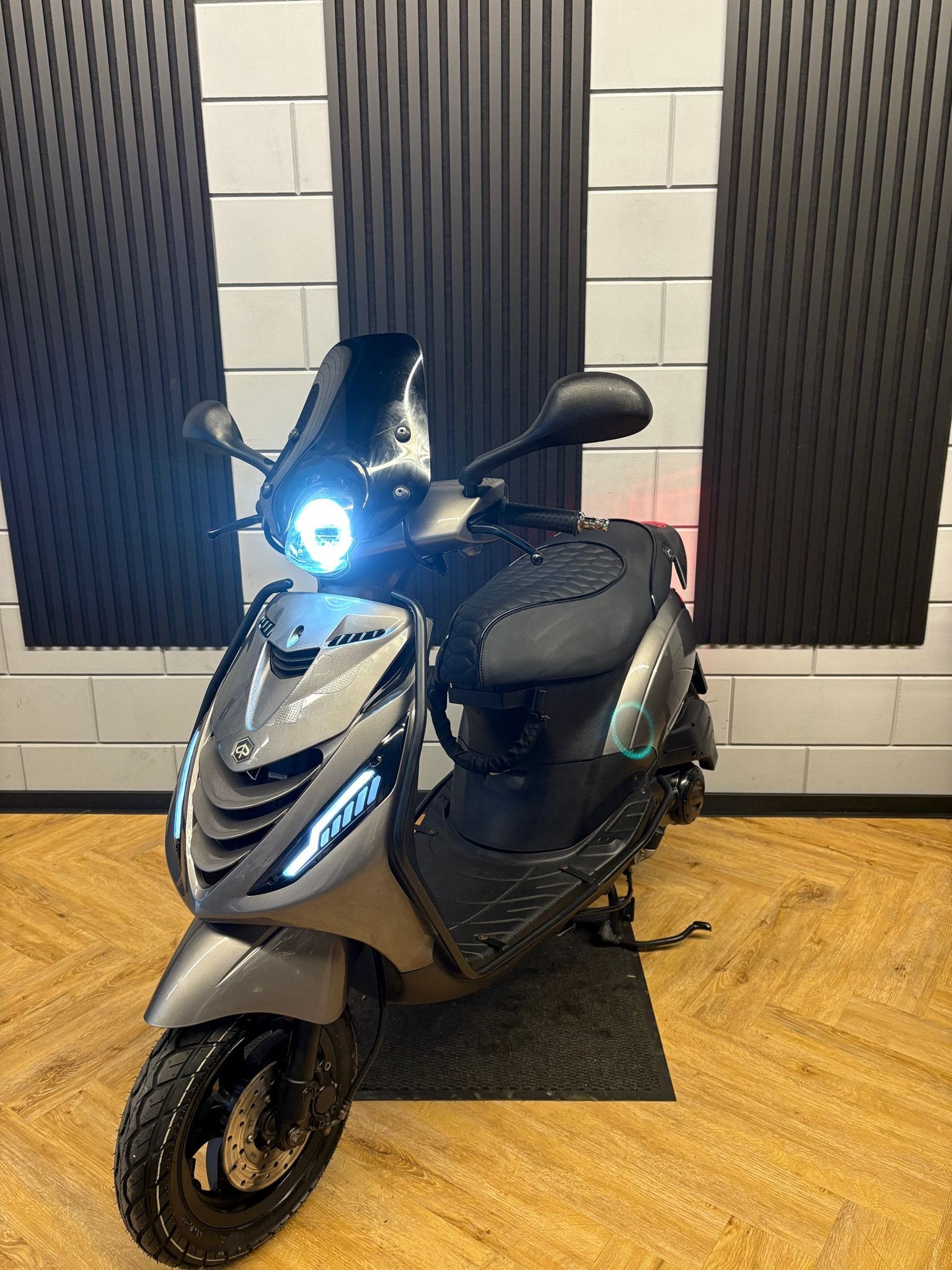 PIAGGIO ZIP 4T 3V BROM 2022 FULL OPTION PORSCHE AGAAT GRIJS, -, Maximaal 45 km/u, -, Zip