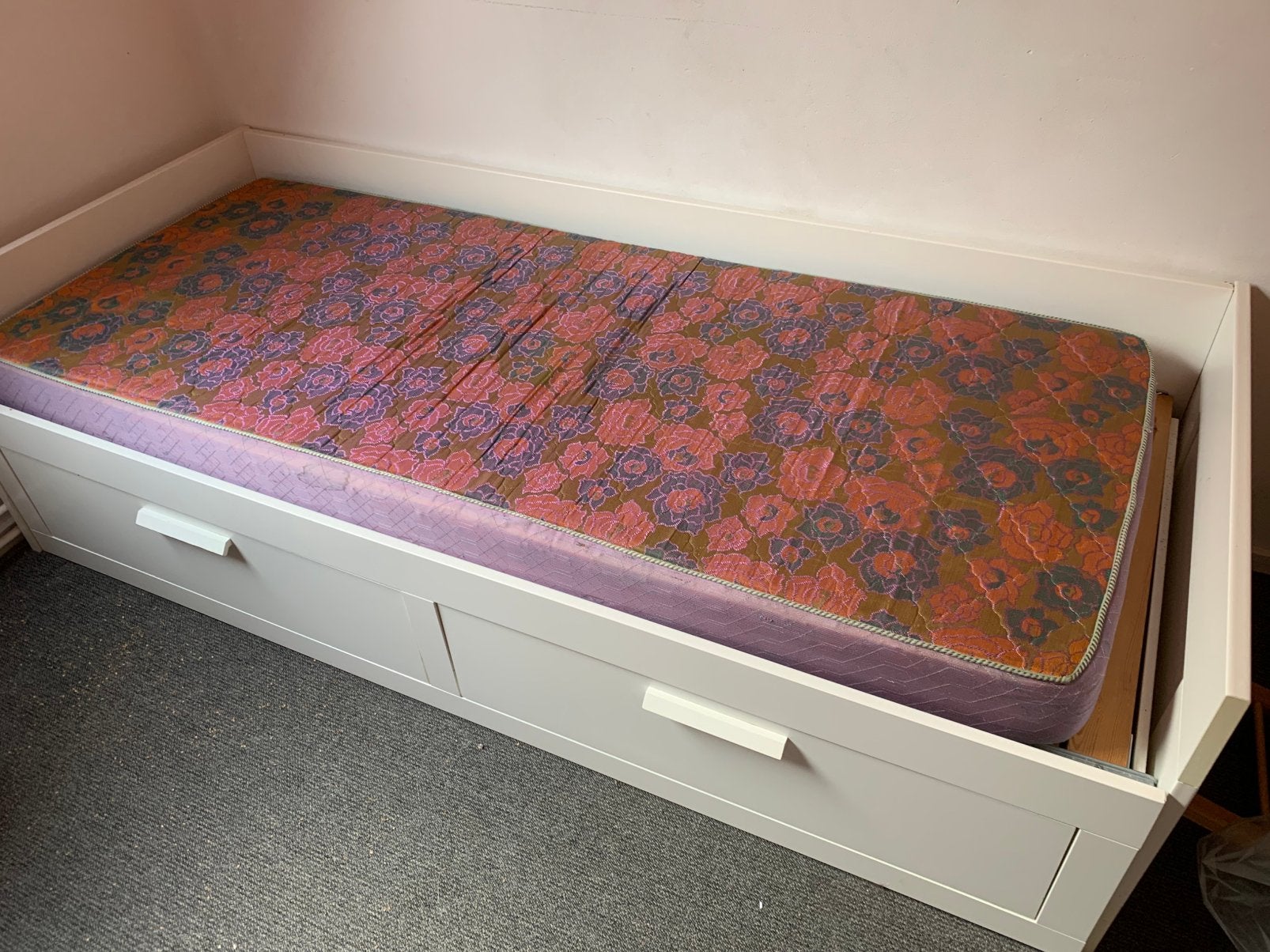 Gratis Ikea bed uittrekbaar gratis, Ophalen, Eenpersoons, Wit, Zo goed als nieuw