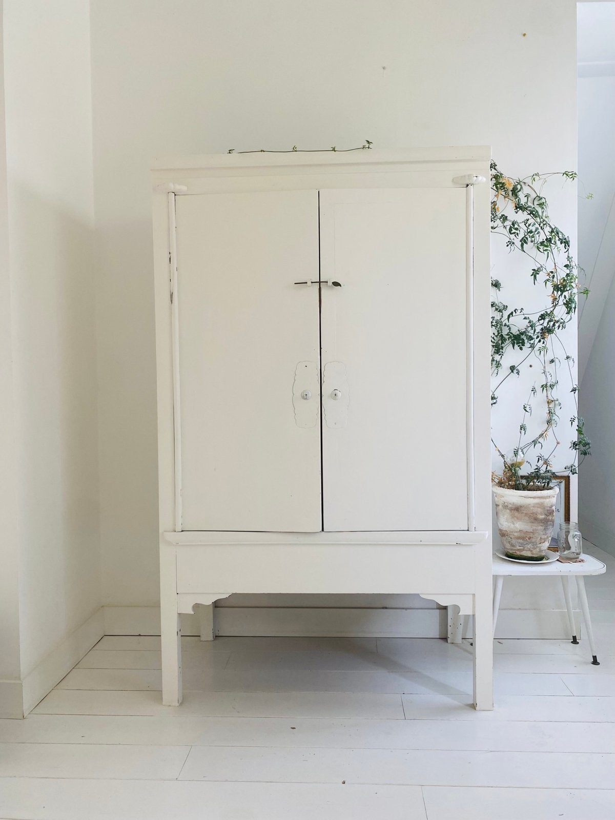 Chinese kast wit geschilderd - 176 cm hoog, Antiek en Kunst, Ophalen