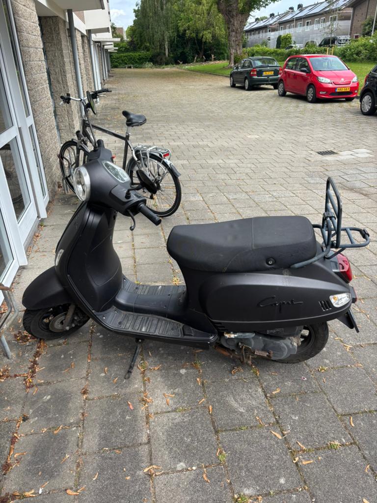 Zwarte Capri Scooter 2021 - Kleine mankementen - Bieding, Fietsen en Brommers, Ophalen, Gebruikt, Benzine, Overige merken