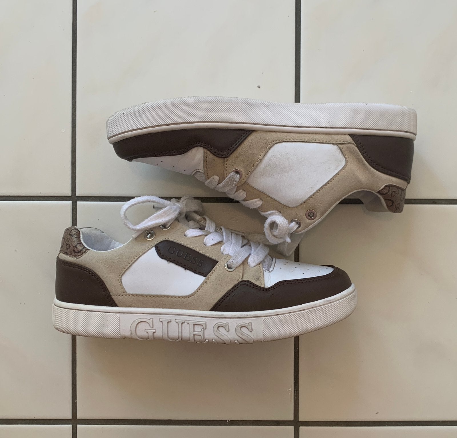 GUESS schoenen, Bruin, Verzenden, Sneakers of Gympen, Zo goed als nieuw