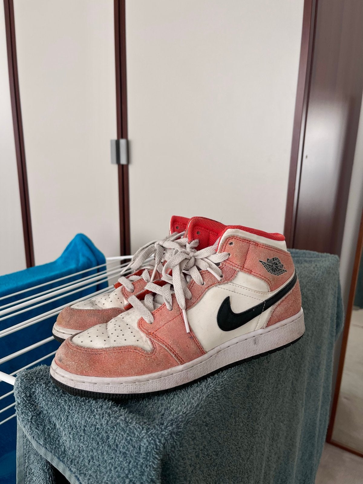 Nike Air Jordan 1 Mid - Roze/Wit/Zwart, Ophalen of Verzenden, Gedragen, Roze, Sneakers of Gympen