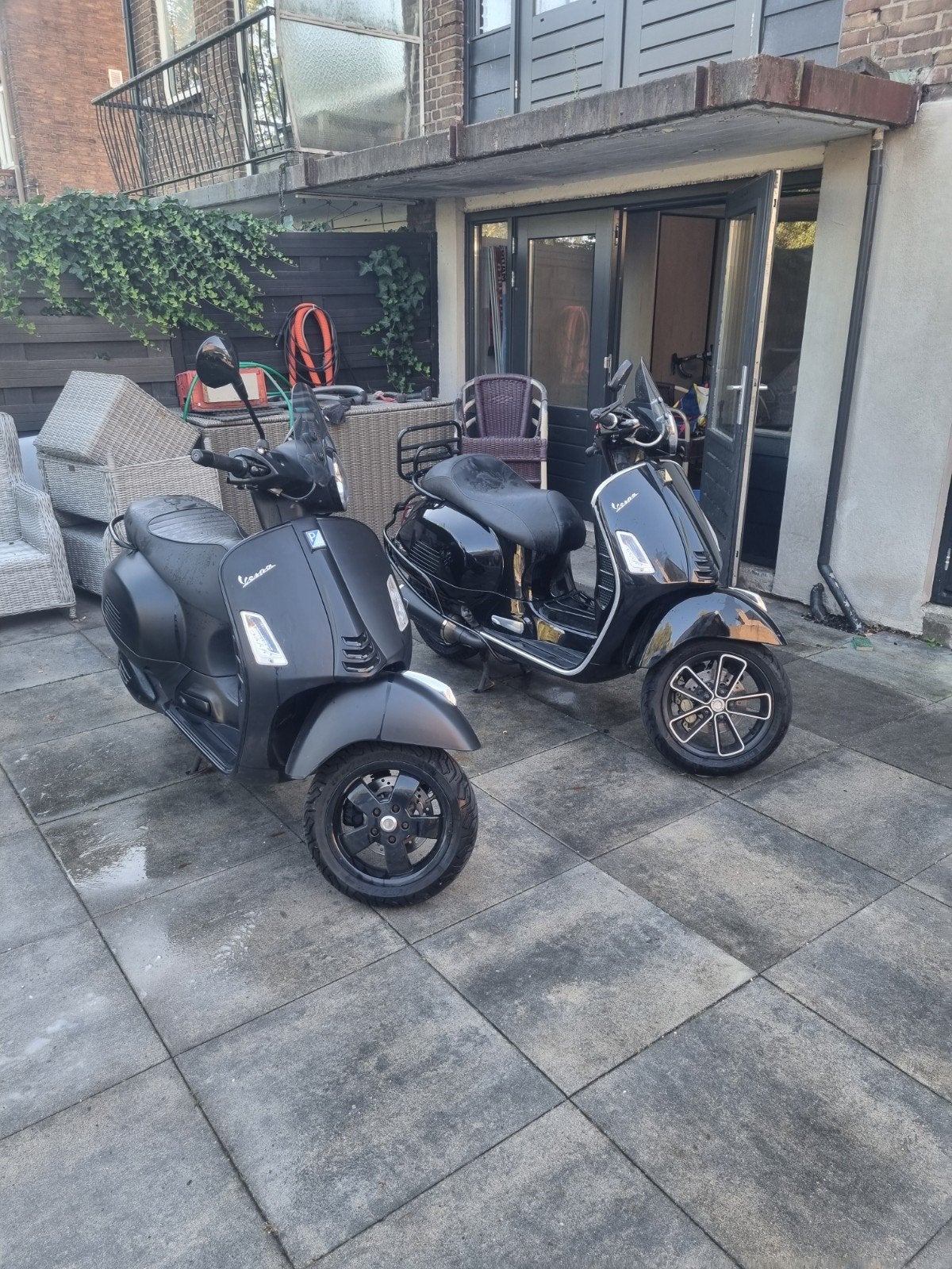 2 maal Vespa 1 GTS 300 Super Tech HPE - Zwart en eenmaal su, Fietsen en Brommers, Brommers | Vespa, Ophalen of Verzenden, Gebruikt