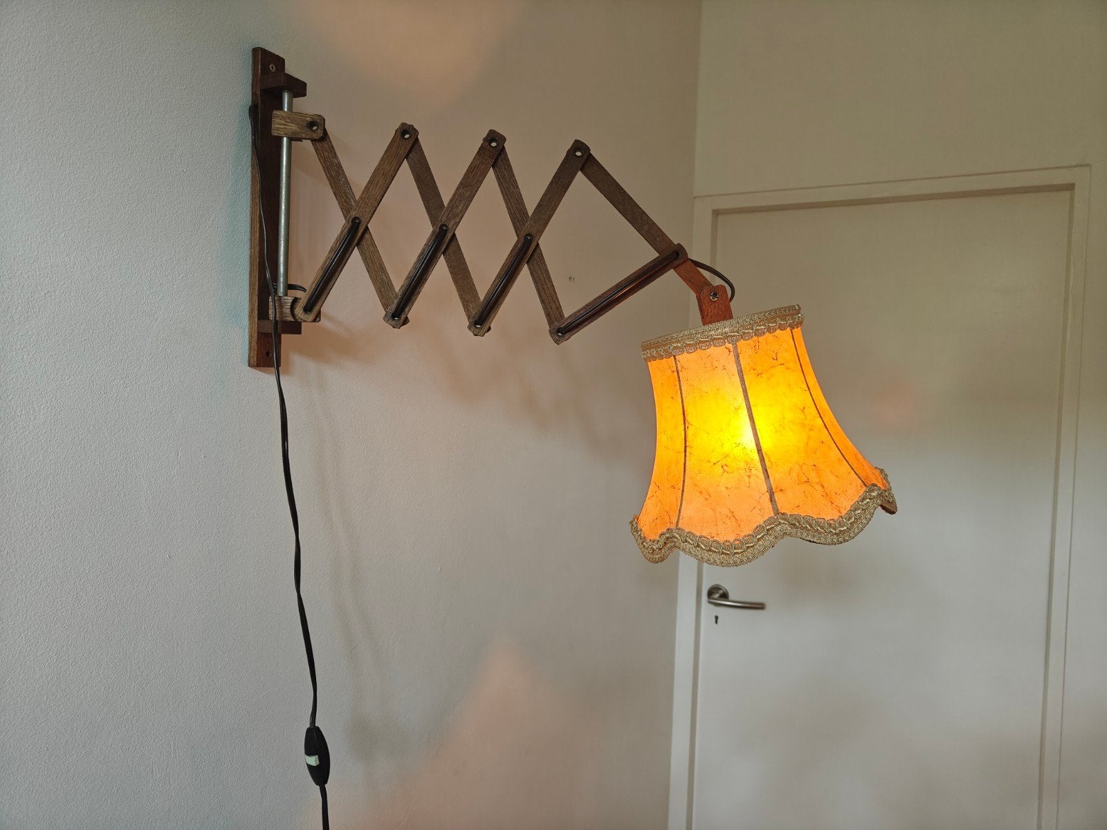 Vintage Harmonicalamp / Schaarlamp van hout met oud kapje, Ophalen of Verzenden, Gebruikt, Hout, Mid Century