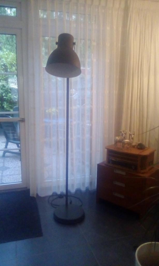 Staande schemerlamp  van ikea, Huis en Inrichting, Lampen | Vloerlampen, Ophalen, 150 tot 200 cm