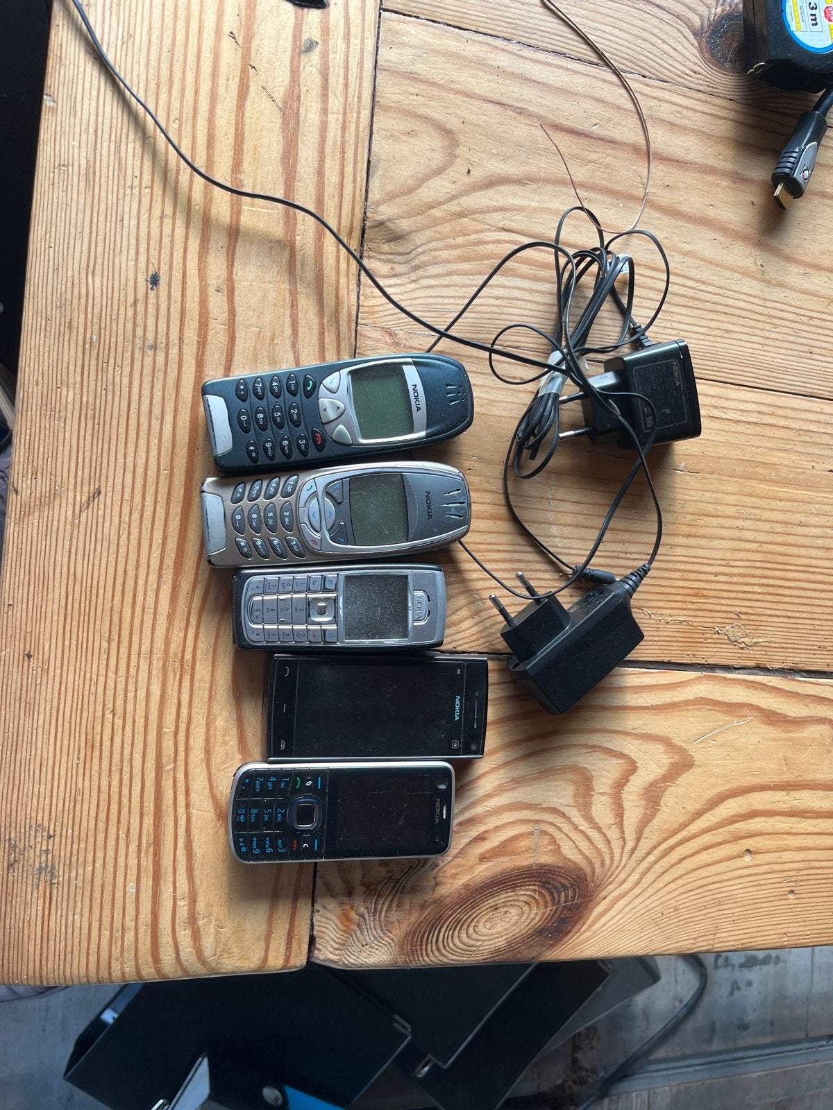 Partij Nokia telefoons met laders - Vintage mobiele telefoon, Gebruikt, Zwart, Fysiek toetsenbord, Ophalen of Verzenden