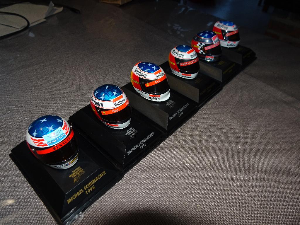 GEZOCHT : Senna en Schumacher helmpjes schaal 1/8, Hobby en Vrije tijd, Modelauto's | 1:5 tot 1:12, Nieuw, Toebehoren, 1:5 t/m 1:8