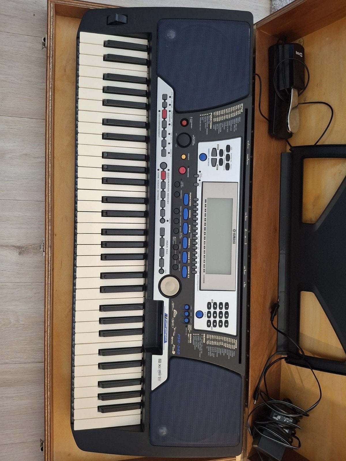 Yamaha PSR-540 Keyboard met standaard en koffer, Yamaha, Ophalen of Verzenden, Midi-aansluiting, 61 toetsen