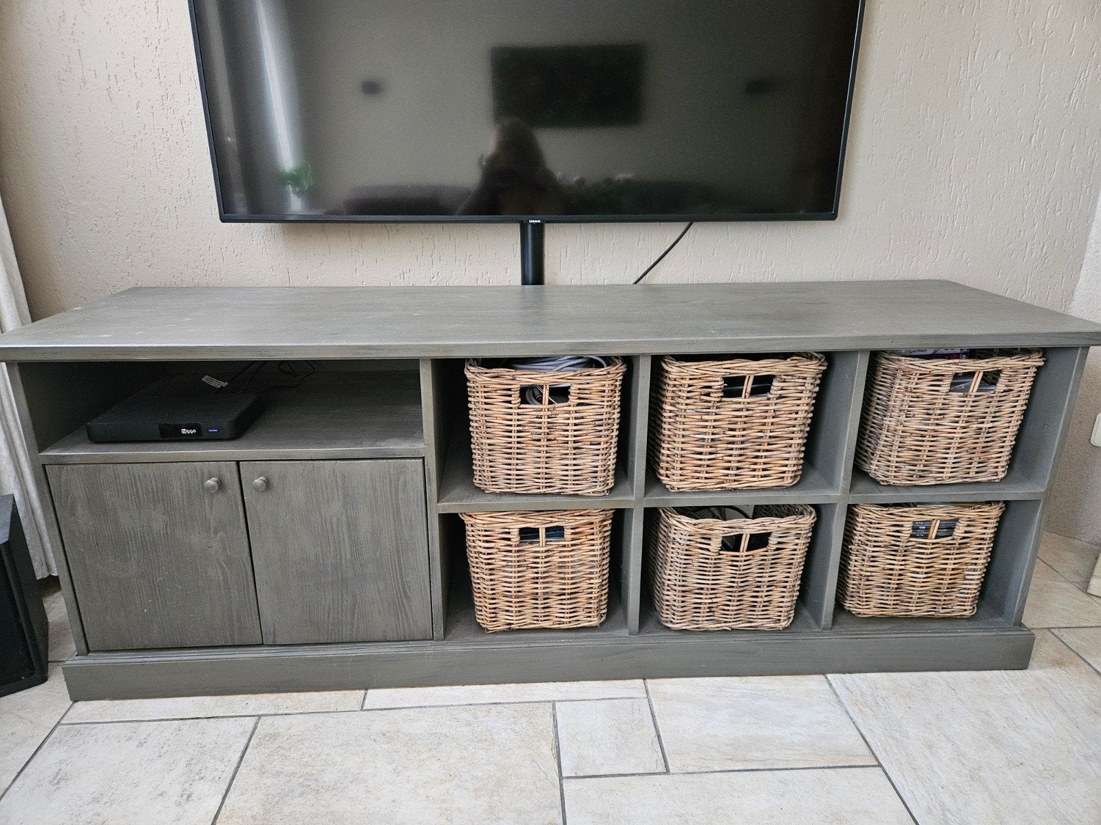 TV-meubel hout met rieten manden, Huis en Inrichting, Kasten | Dressoirs, Zo goed als nieuw, 150 tot 200 cm, 25 tot 50 cm, Ophalen