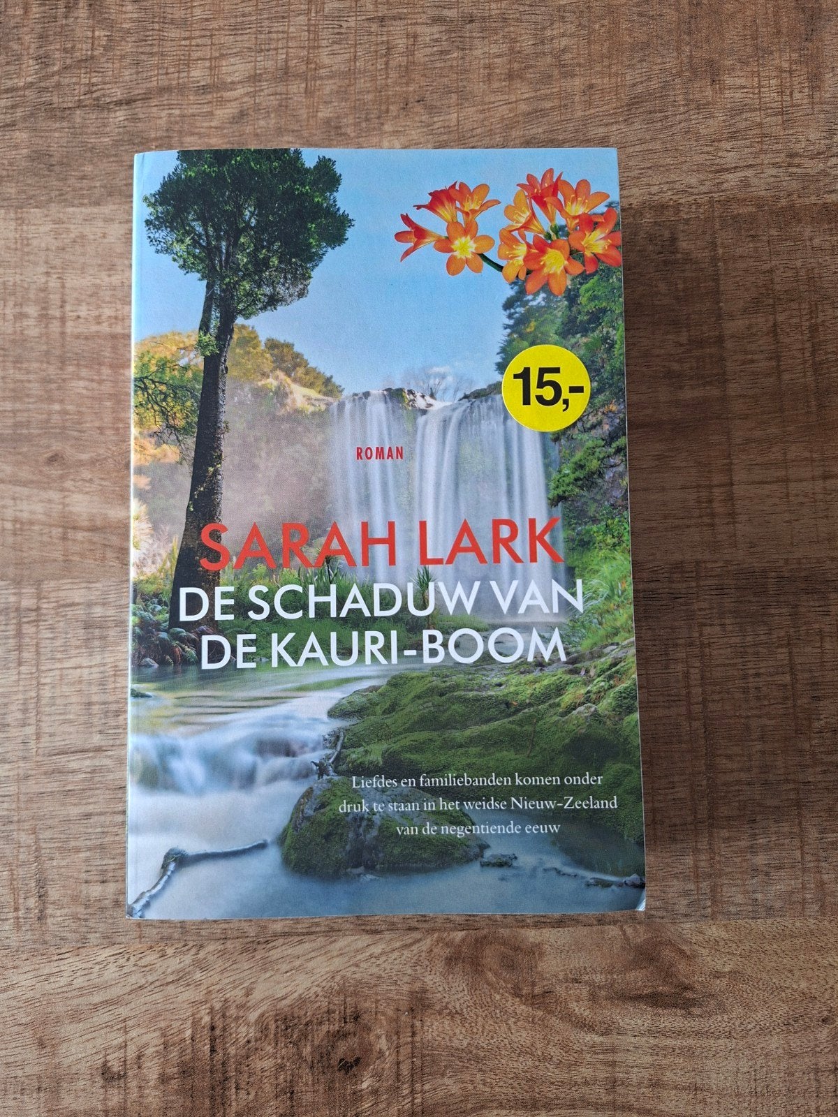 Sarah Lark, de schaduw van de kauri-boom, Ophalen of Verzenden, Zo goed als nieuw