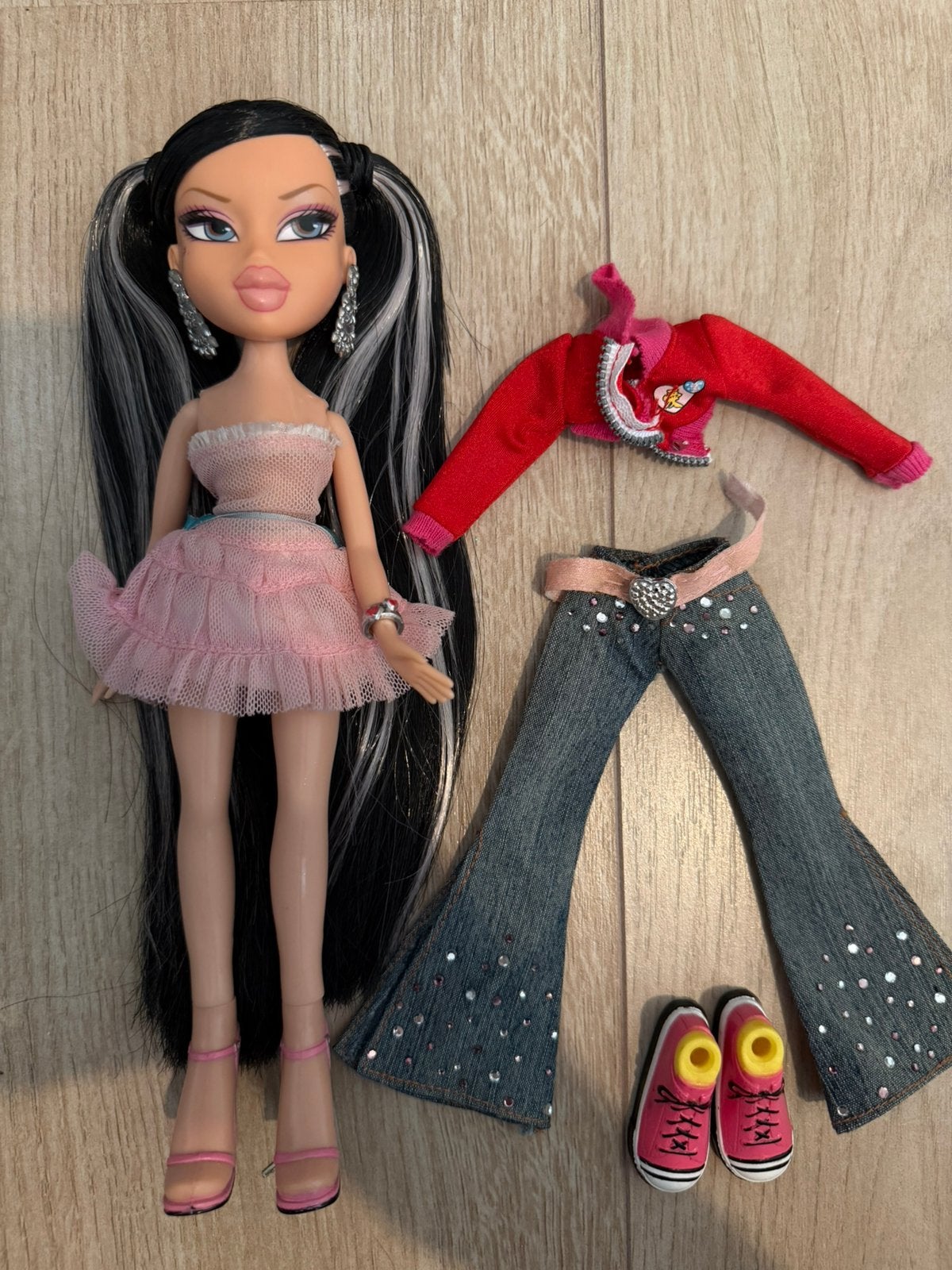Bratz kina, Verzenden