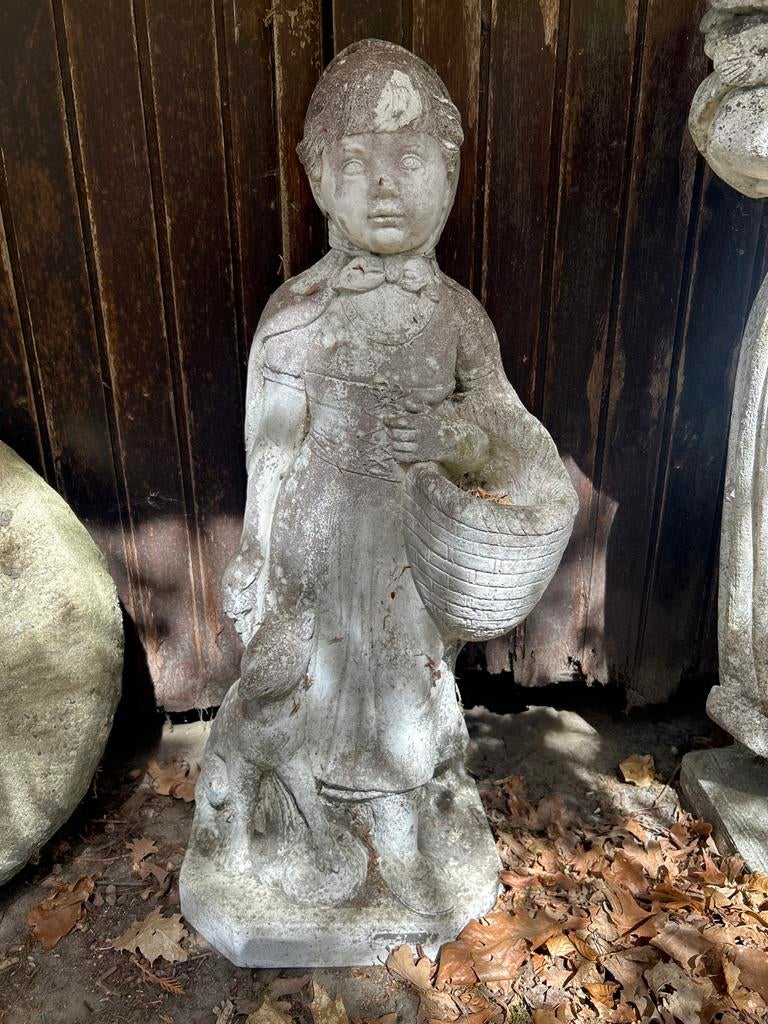 Vintage stenen beeld meisje met mand en hond, Tuin en Terras, Tuinbeelden, Ophalen, Gebruikt, Steen, Mensenbeeld
