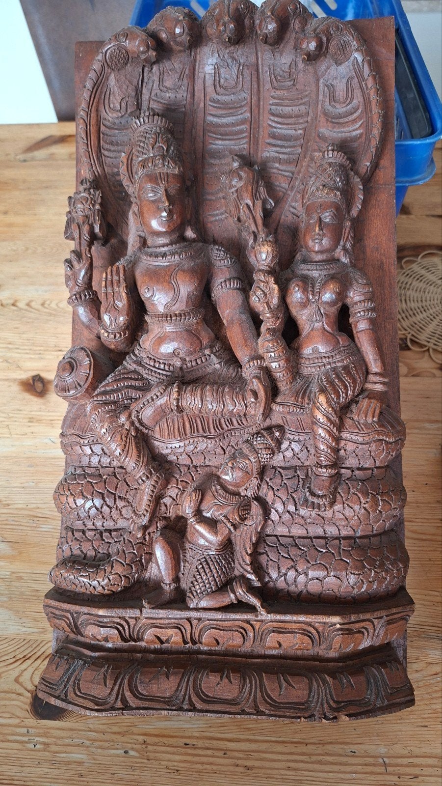 Houten sculptuur van Vishnu en Lakshmi op slang, Antiek en Kunst, Houtsnijwerk, Ophalen of Verzenden, Handgemaakt, 20 - 50 cm
