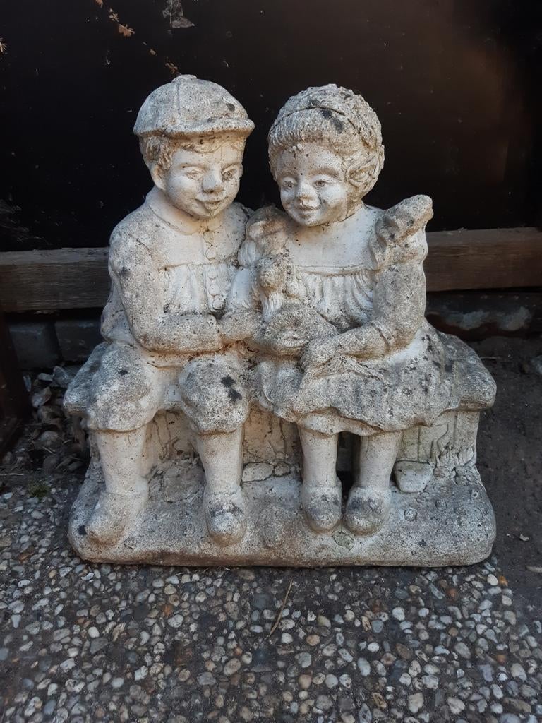 LEUK TUINBEELD, JONGEN EN MEISJE OP BANKJE, Ophalen